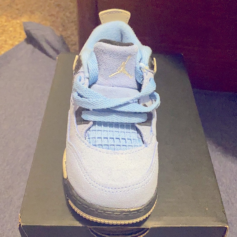 Air Jordan Retro 4 (Carolina Blue)